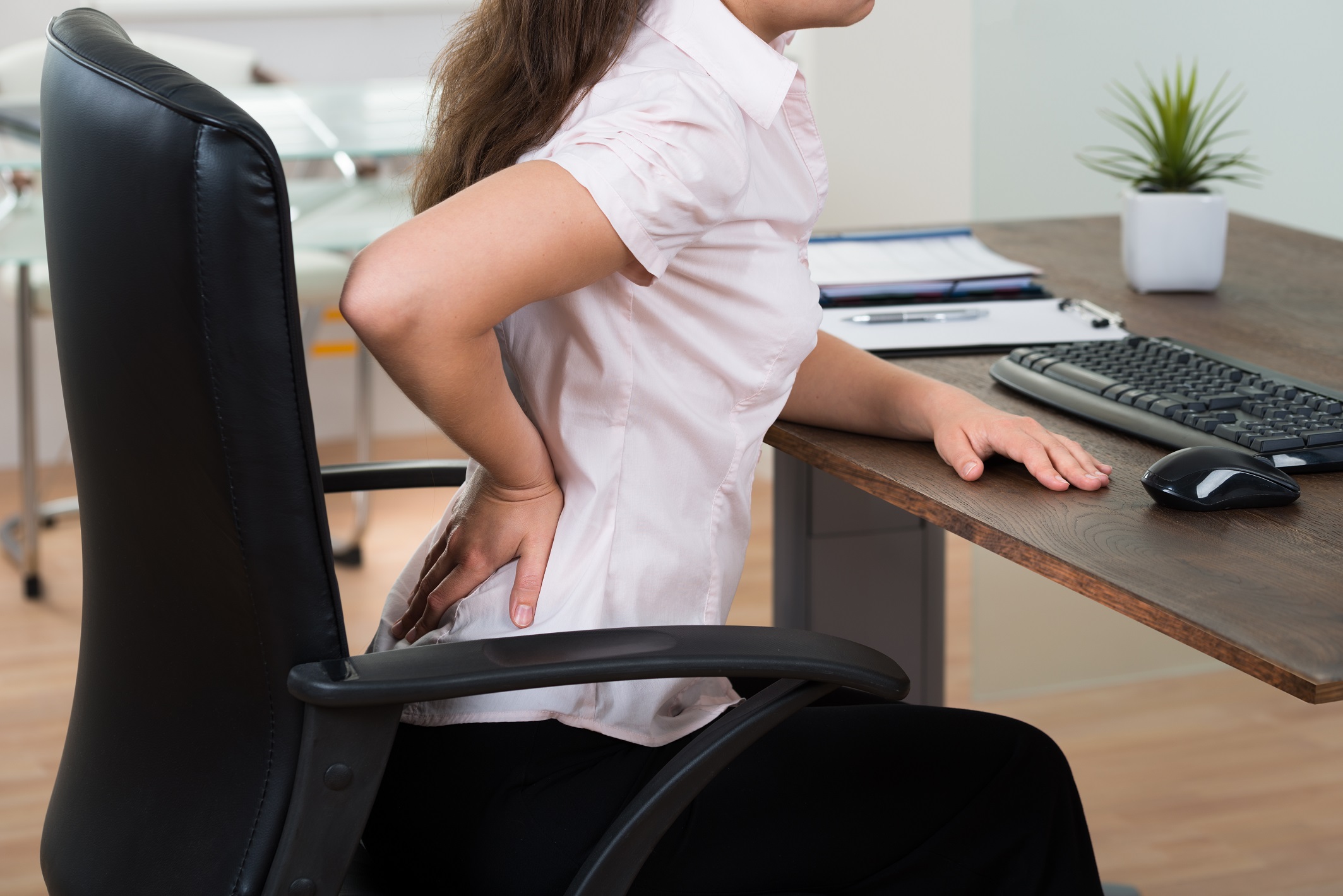 The 3 main reasons why you should sit properly at work 2